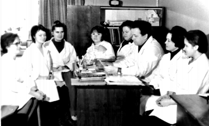 Слева направо: Байдалова Н.Ф., Веревкина Г.А., Кононюк Н.Н., справа от Ю.Р. Теддера – Подосенова Э.П., Ю.Р. Теддер, Волокитина Н.К.(1977 г.) Групповая фотография 1977-го года.