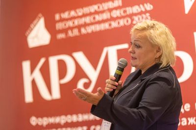На фестивале «ГЕО-ФЕСТ» руководитель театральной студии СГМУ "ПОИСК" Наталья Николаевна Смышляева выступила с докладом о реализации проекта «Инклюзивный театр», который проходил в рамках федерального проекта «Обучение служением»
