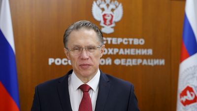Выпускников медицинских вузов с окончанием обучения и получением дипломов поздравляет Михаил Мурашко - министр здравоохранения Российской Федерации