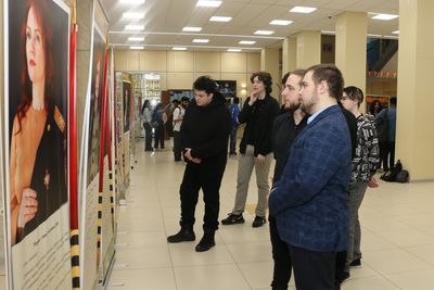 СГМУ совместно с Агентством по делам молодёжи Архангельской области организовали в главном корпусе университета выставку "Мамы и жёны героев"