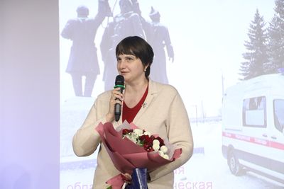 Архангельская областная клиническая станция скорой медицинской помощи в этом году отмечает 105‑летний юбилей. Сотрудников и руководство СМП поздравила исполняющая обязанности ректора СГМУ Надежда Александровна Былова