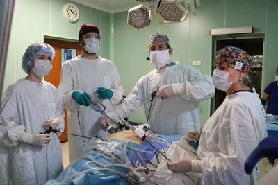 Студенты и ординаторы СГМУ приняли участие в обучающем мастер-классе по применению сшивающих аппаратов в колоректальной хирургии от знаменитого хирурга-онколога