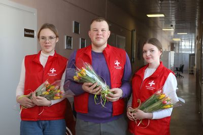 8 Марта без выходных: медики получили цветы прямо на рабочем месте