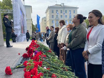 Сотрудники СГМУ приняли участие в церемонии возложения цветов к Вечному огню в Архангельске в рамках памятной акции «Огненные мили Победы»