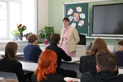 И.о. ректора СГМУ Надежда Александровна Былова встретилась с руководством Эколого-биологического лицея и выступила перед одиннадцатиклассниками с увлекательной профориентационной лекцией